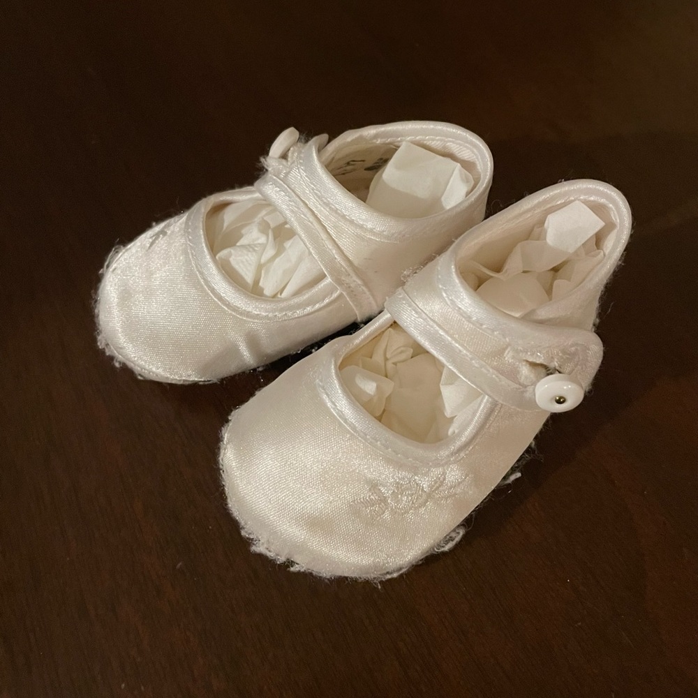 White satin shoes.🤍🐥